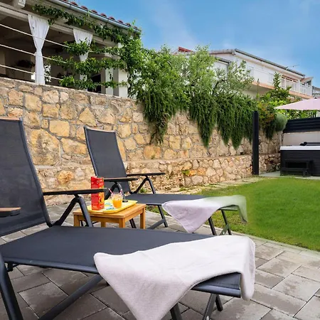 Vakantiehuis 3 Bedroom Beautiful In Maslenica